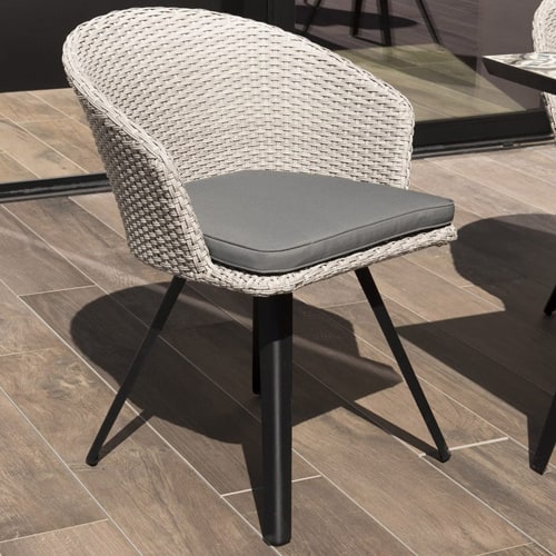 Fauteuil de jardin en rotin synthétique gris avec coussin gris piètement en métal noir - Collection Vick