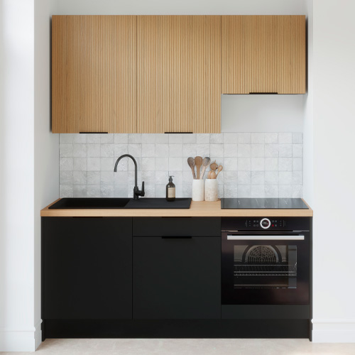 Ensemble de 6 meubles de cuisine - L. 185 cm - noir et chêne clair cannelé - Luzia Signature