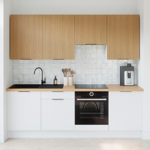 Ensemble de 8 meubles de cuisine - L. 245 cm - blanc et chêne clair cannelé - Cannele