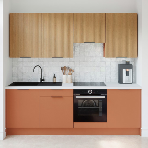 Ensemble de 8 meubles de cuisine - L. 245 cm - terracotta et chêne clair cannelé - Luzia Signature