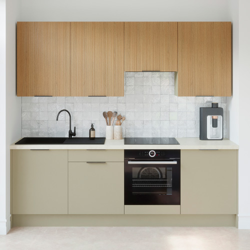 Ensemble de 8 meubles de cuisine - L. 245 cm - vert sauge et chêne clair cannelé - Luzia Signature