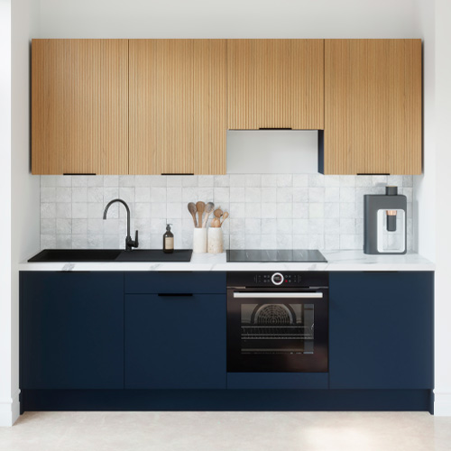 Ensemble de 8 meubles de cuisine - L. 245 cm - bleu marine et chêne clair cannelé - Luzia Signature