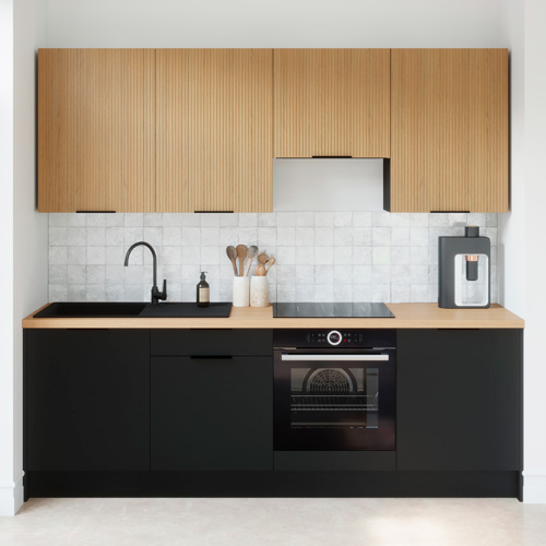 Ensemble de 8 meubles de cuisine - L. 245 cm - noir et chêne clair cannelé - Luzia Signature