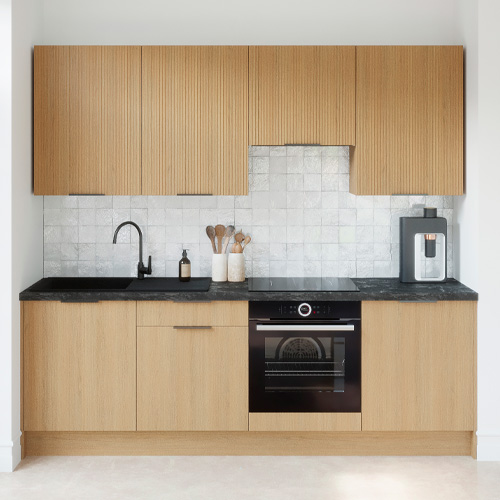 Ensemble de 8 meubles de cuisine - L. 245 cm - chêne clair et chêne clair cannelé - Luzia Signature