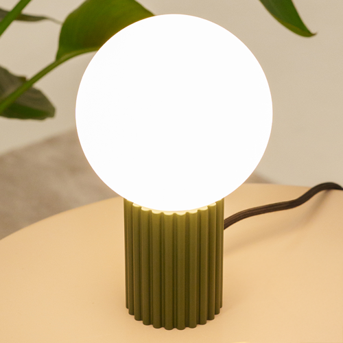 Lampe à poser en aluminium cannelé vert olive - Halo