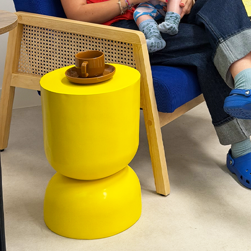 Bout de canapé en résine jaune brillant Ø31 cm - Tilda