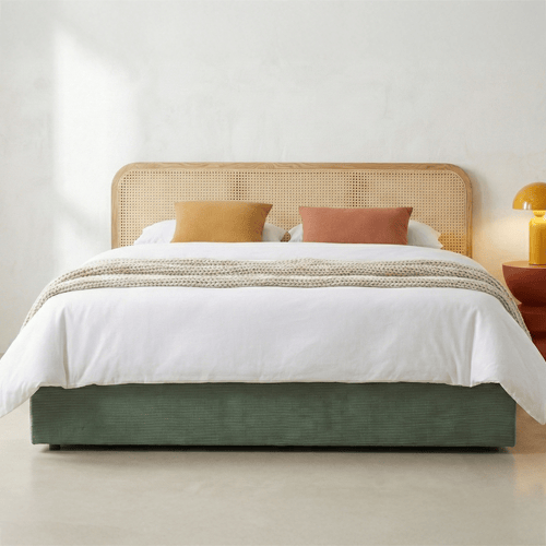 Lit coffre adulte 160x200 cm en velours côtelé vert avec tête de lit en bois et cannage - Elsa