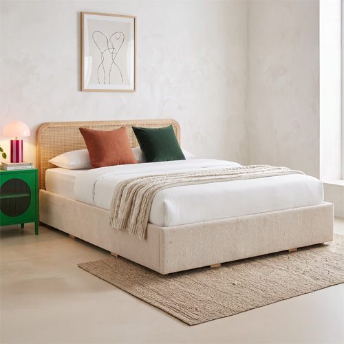 Lit coffre adulte 140x190 cm en tissu bouclé beige avec tête de lit en bois et cannage - Elsa