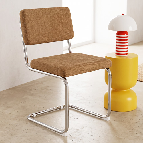 Lot de 2 chaises en tissu chenille camel et piètement chromé - Dulce