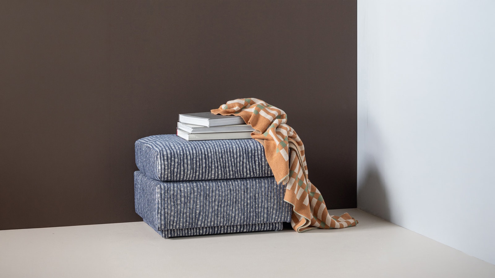 Pouf en tissu à motifs rayés gris/bleu - Lou