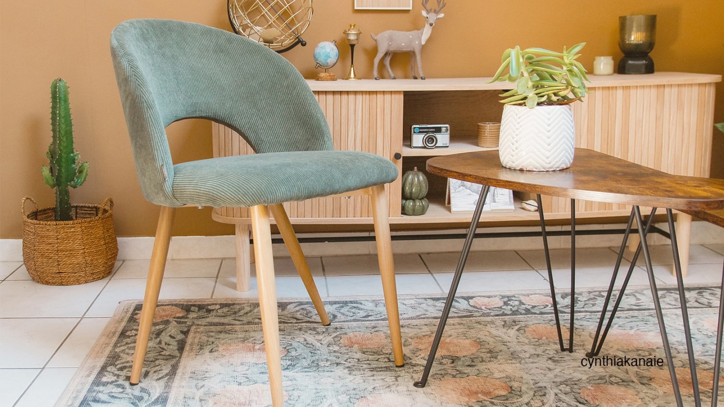 Lot de 2 chaises en velours côtelé vert, piètement effet bois - Moss