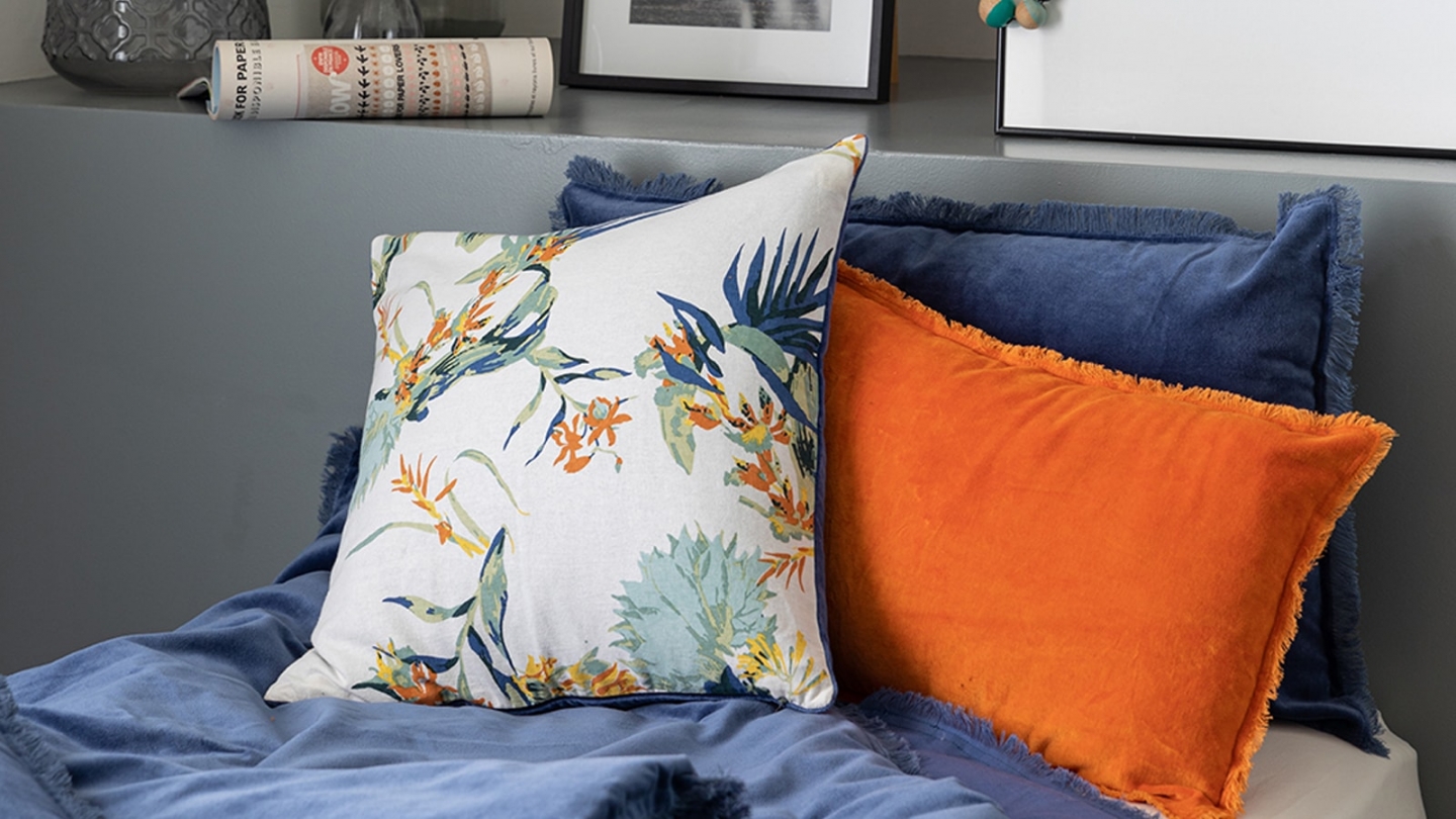 Coussin à frange en velours bleu touareg 40 x 65 cm - Fara