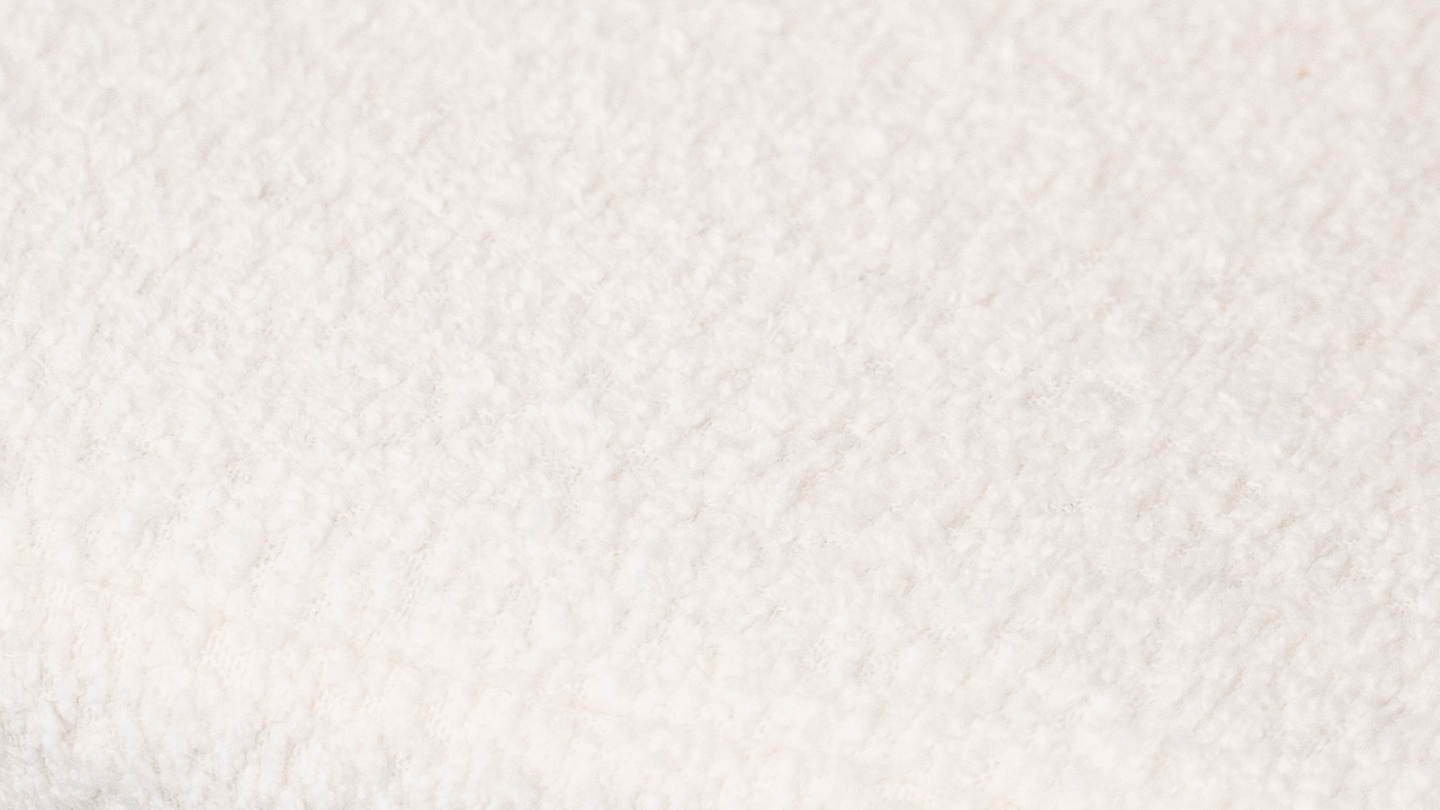 Fauteuil en tissu bouclé écru et cannage naturel - Tim Fauteuil en tissu bouclé écru et cannage naturel - Tim