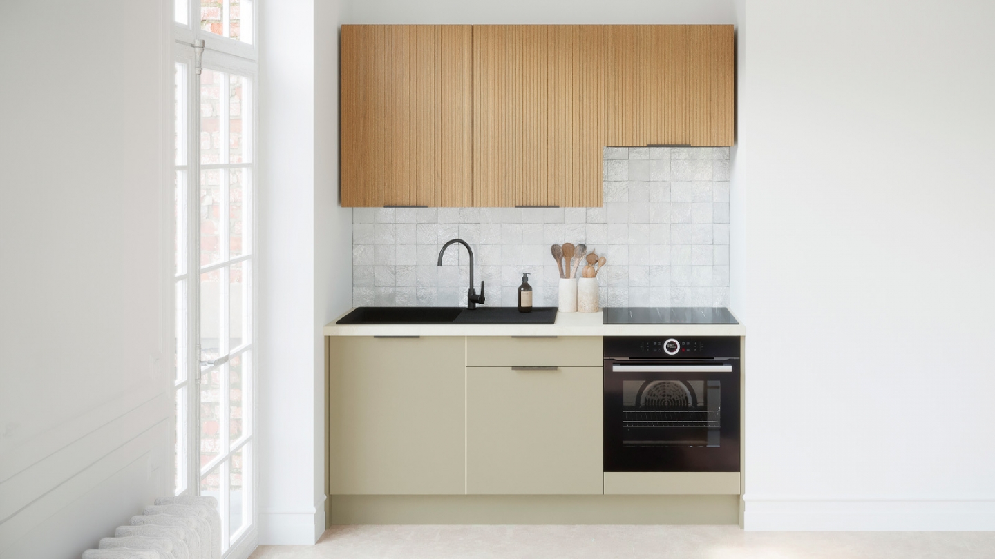 Ensemble de 6 meubles de cuisine - L. 185 cm - vert sauge et chêne clair cannelé - Luzia Signature