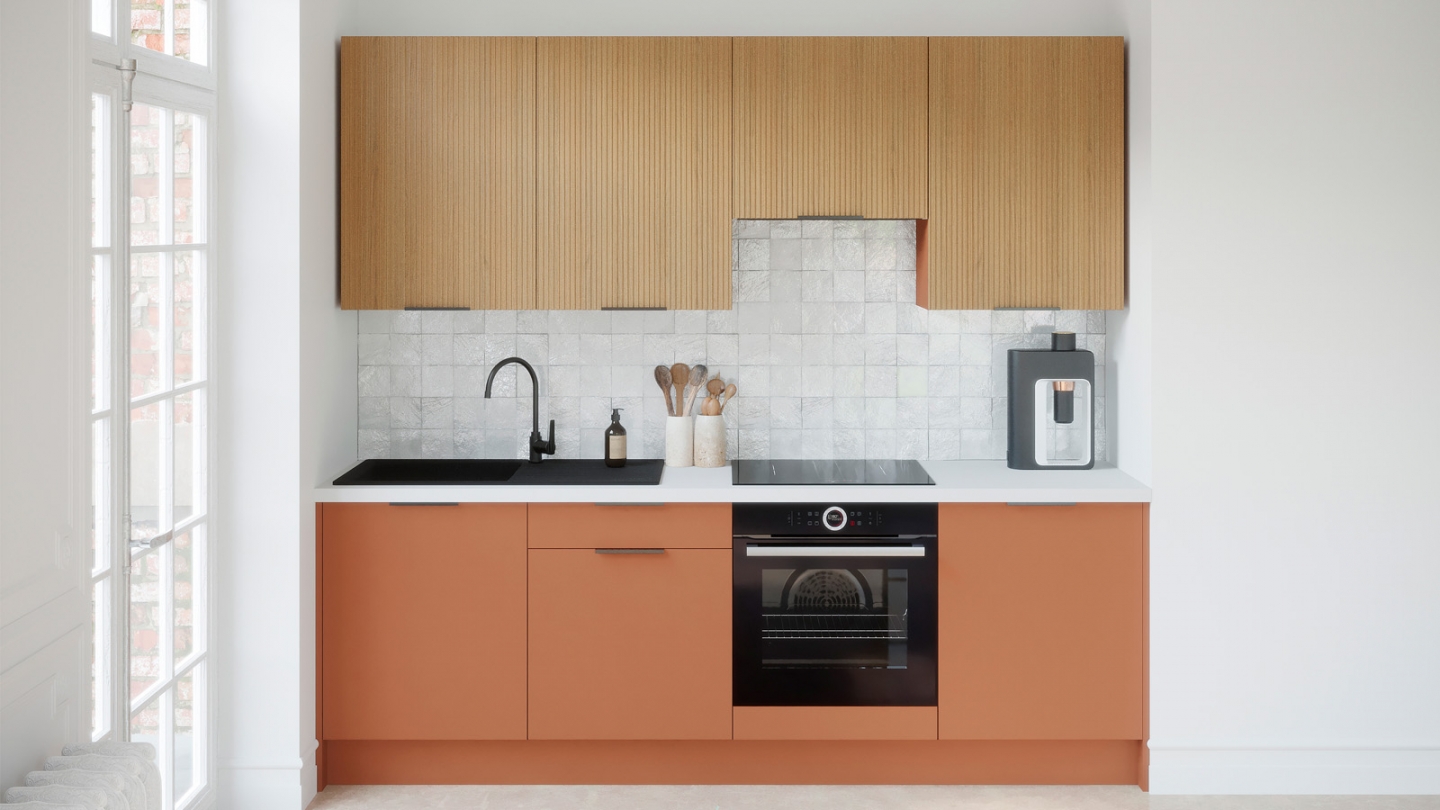 Ensemble de 8 meubles de cuisine - L. 245 cm - terracotta et chêne clair cannelé - Luzia Signature