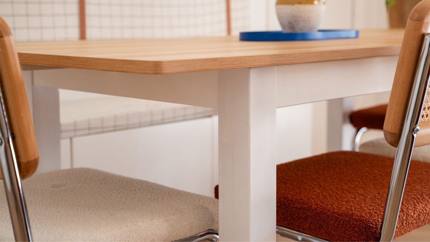 Table à manger extensible effet bois, piètement blanc 140/180 cm - Lexi