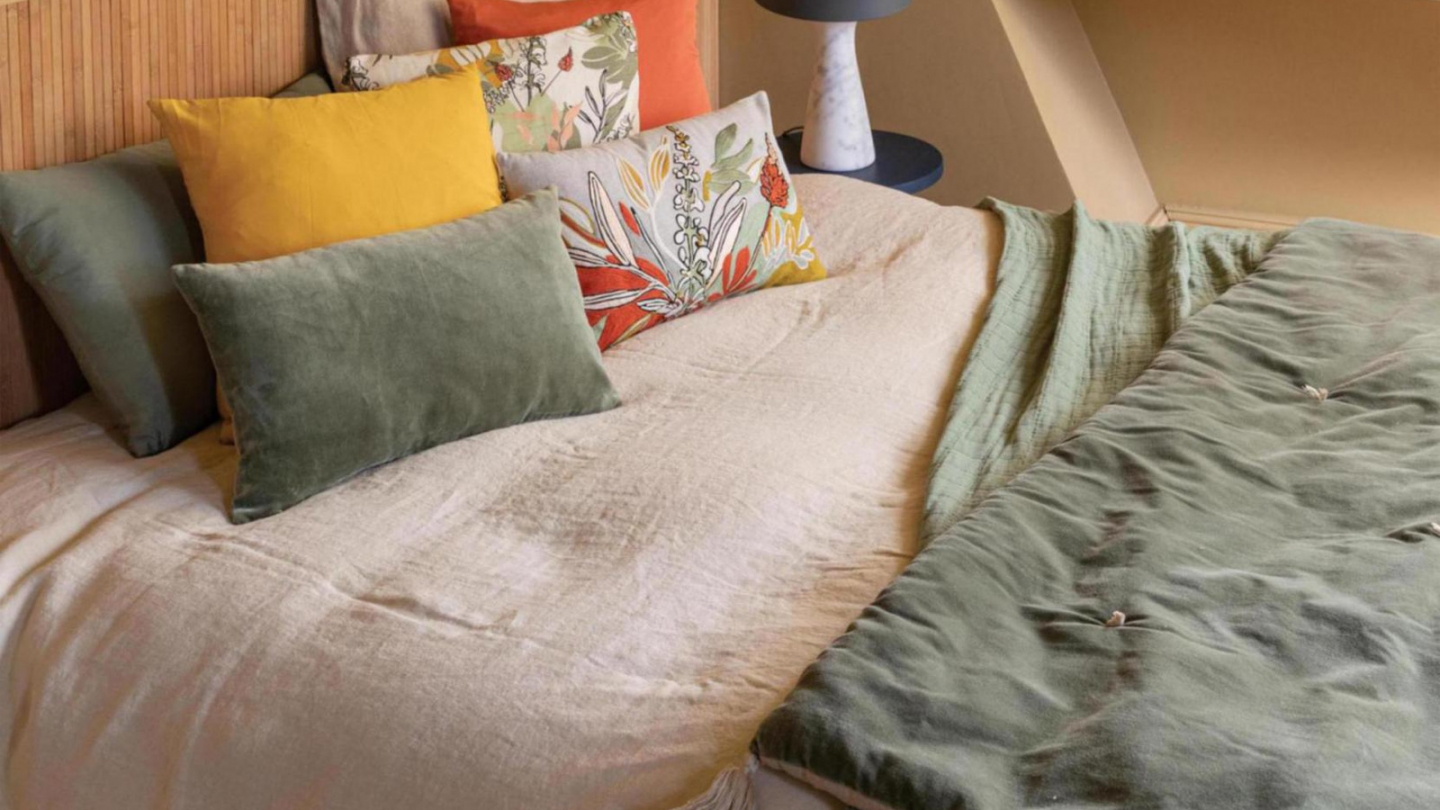 Chemin de lit en velours uni Vert verveine 90 x 240 cm - Elise Chemin de lit en velours uni Vert verveine 90 x 240 cm - Elise