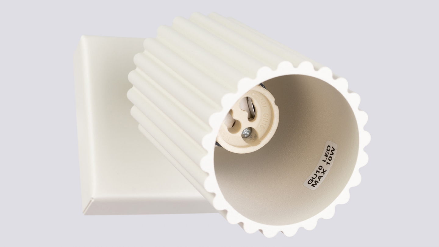 Applique en aluminium cannelé beige - Karbon