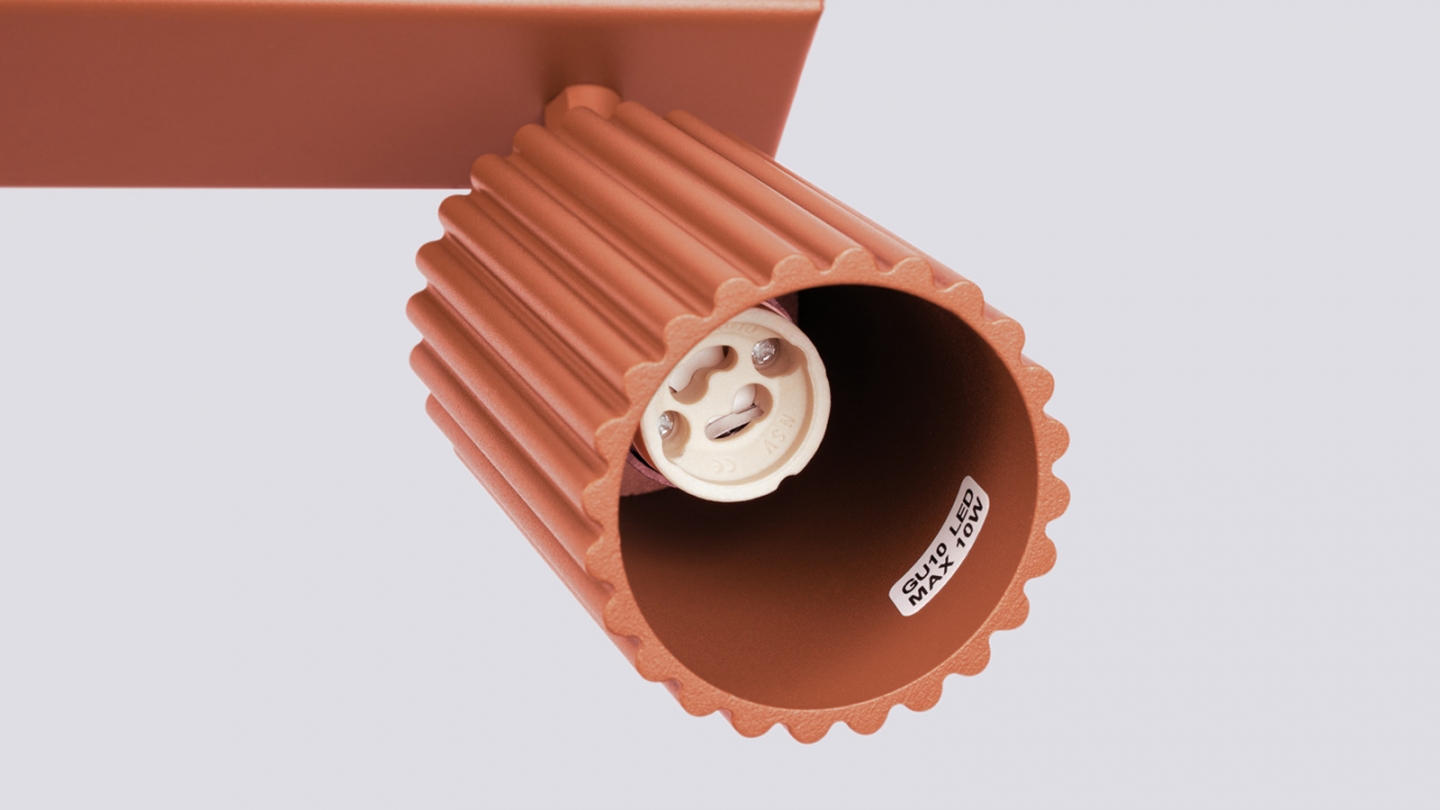 Plafonnier linéaire en aluminium cannelé 2 ampoules terracotta - Karbon