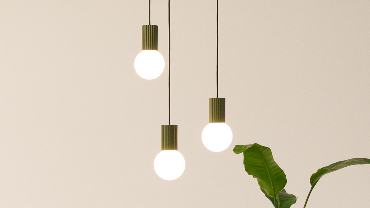 Suspension en aluminium cannelé vert olive - Halo