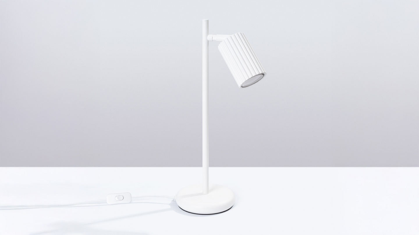 Lampe à poser en aluminium cannelé blanc - Karbon Lampe à poser en aluminium cannelé blanc - Karbon