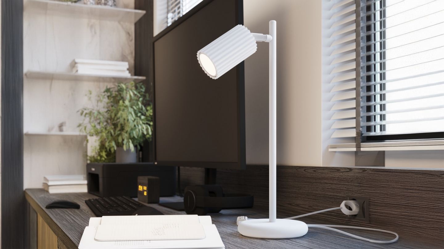 Lampe à poser en aluminium cannelé blanc - Karbon Lampe à poser en aluminium cannelé blanc - Karbon