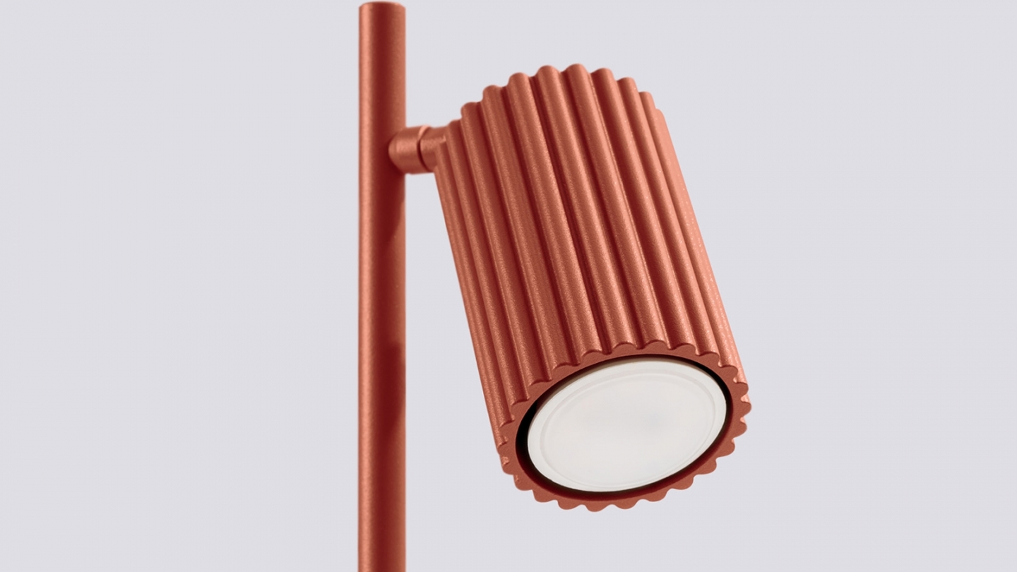Lampe à poser en aluminium cannelé terracotta - Karbon Lampe à poser en aluminium cannelé terracotta - Karbon