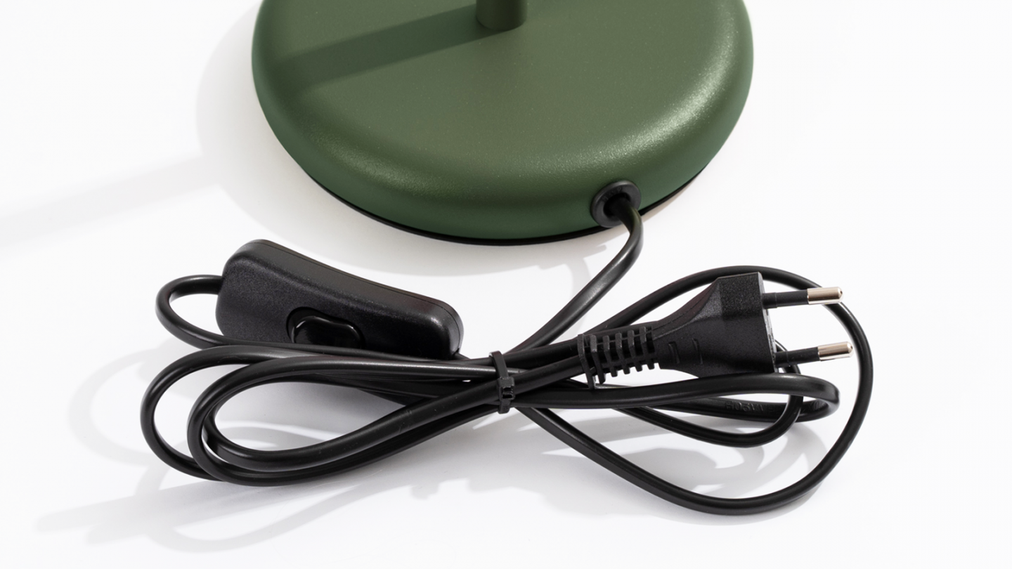 Lampe à poser en aluminium cannelé vert olive - Karbon Lampe à poser en aluminium cannelé vert olive - Karbon