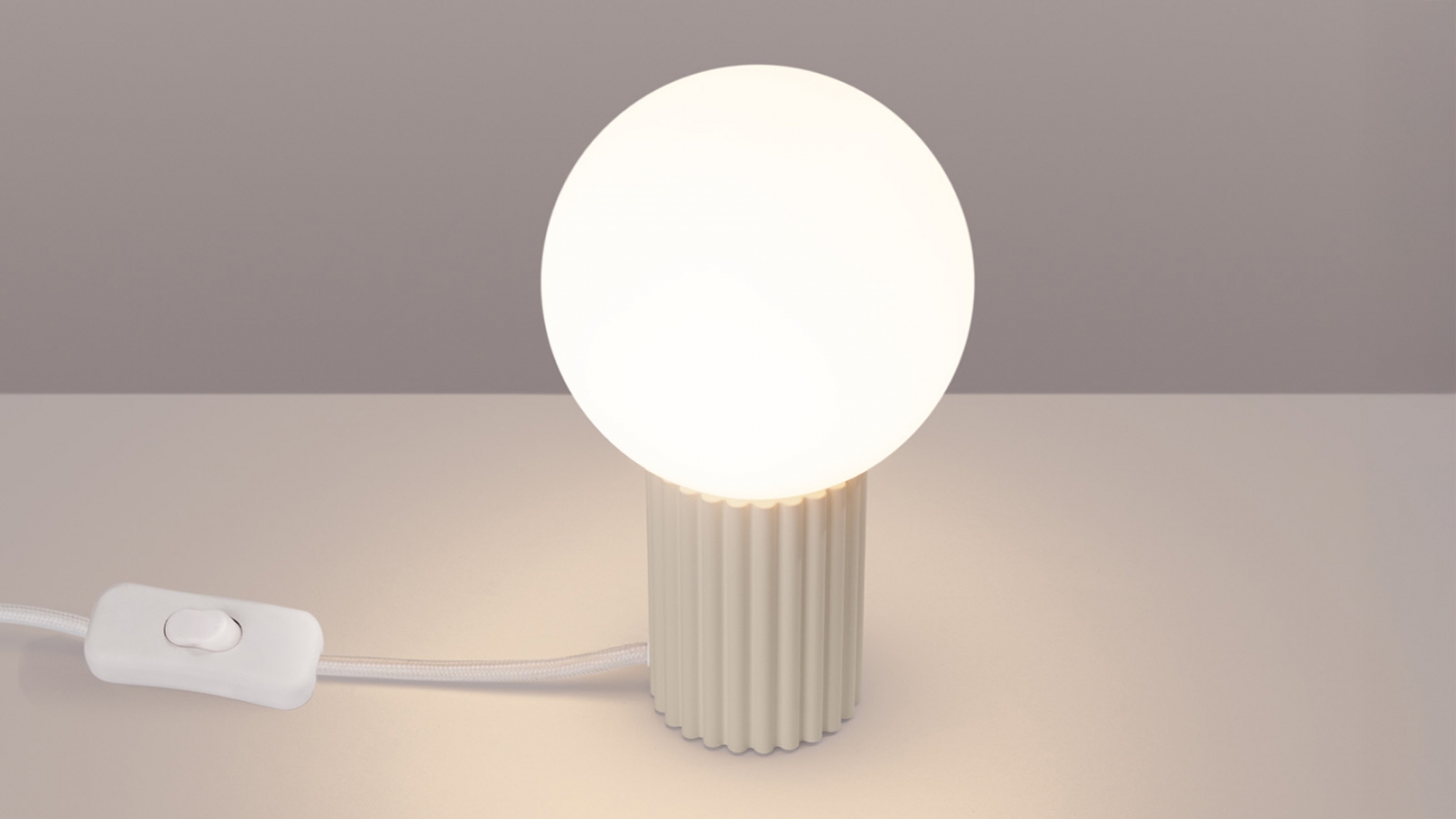Lampe à poser en aluminium cannelé beige - Halo
