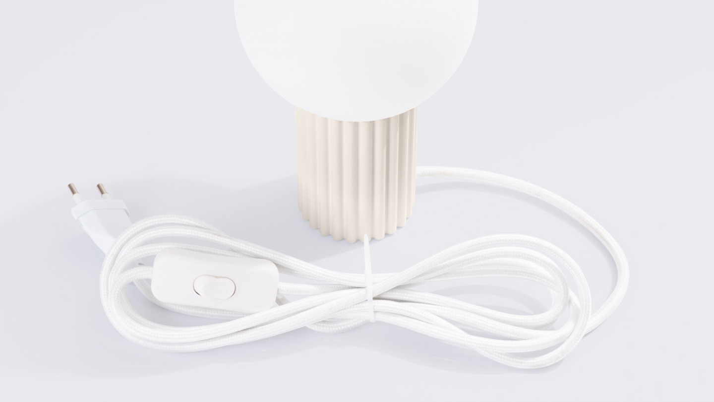 Lampe à poser en aluminium cannelé beige - Halo