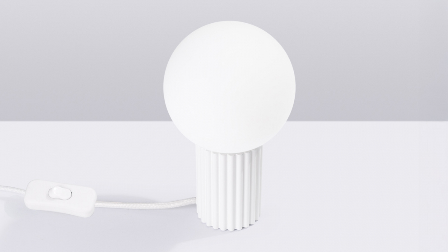 Lampe à poser en aluminium cannelé blanc - Halo Lampe à poser en aluminium cannelé blanc - Halo