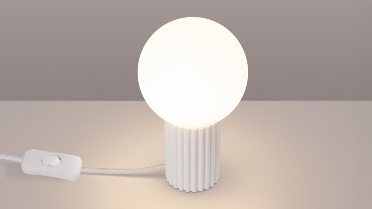 Lampe à poser en aluminium cannelé blanc - Halo Lampe à poser en aluminium cannelé blanc - Halo