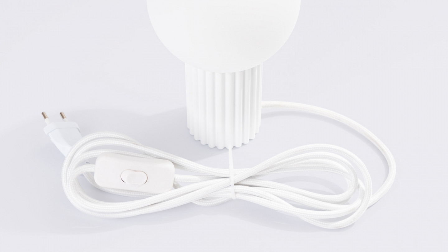 Lampe à poser en aluminium cannelé blanc - Halo Lampe à poser en aluminium cannelé blanc - Halo