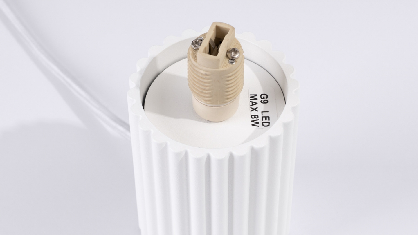 Lampe à poser en aluminium cannelé blanc - Halo Lampe à poser en aluminium cannelé blanc - Halo