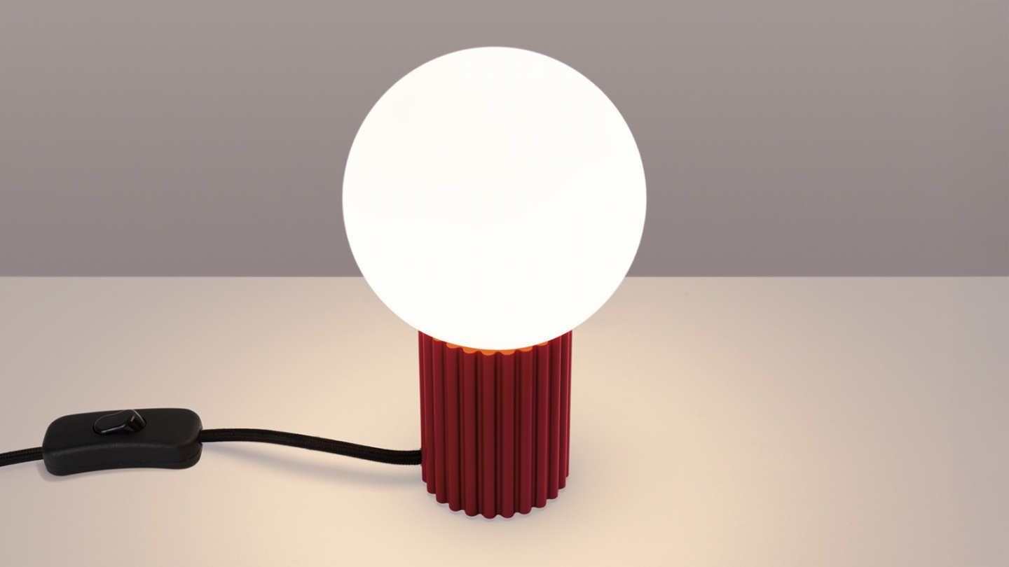 Lampe à poser en aluminium cannelé bordeaux - Halo
