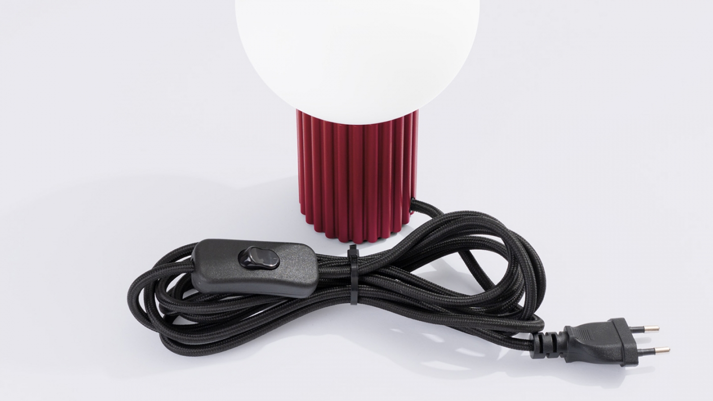 Lampe à poser en aluminium cannelé bordeaux - Halo