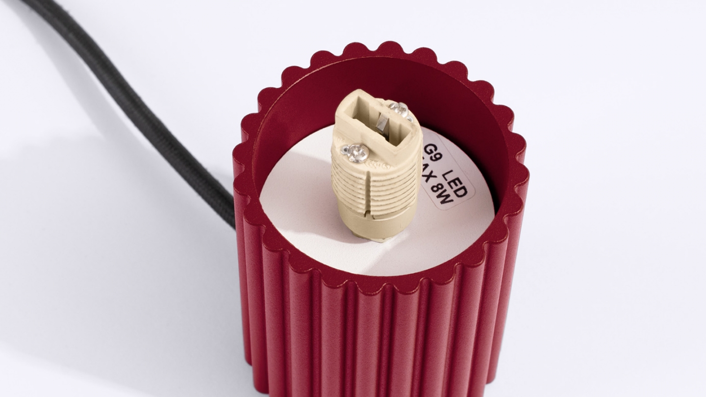 Lampe à poser en aluminium cannelé bordeaux - Halo