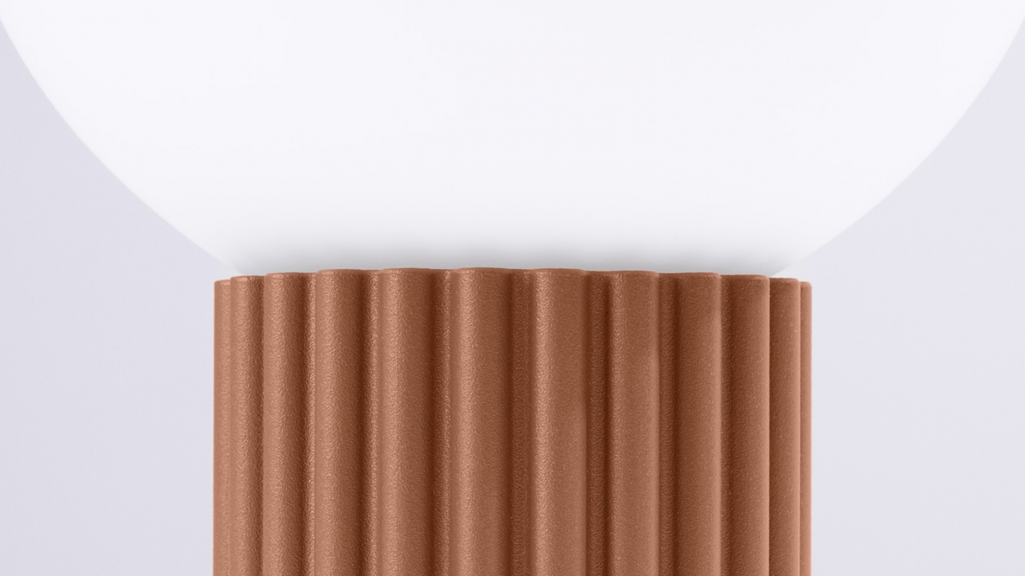 Lampe à poser en aluminium cannelé moka - Halo