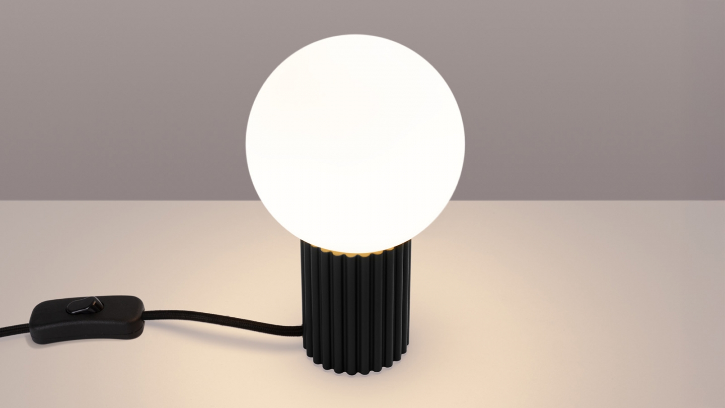 Lampe à poser en aluminium cannelé noir - Halo