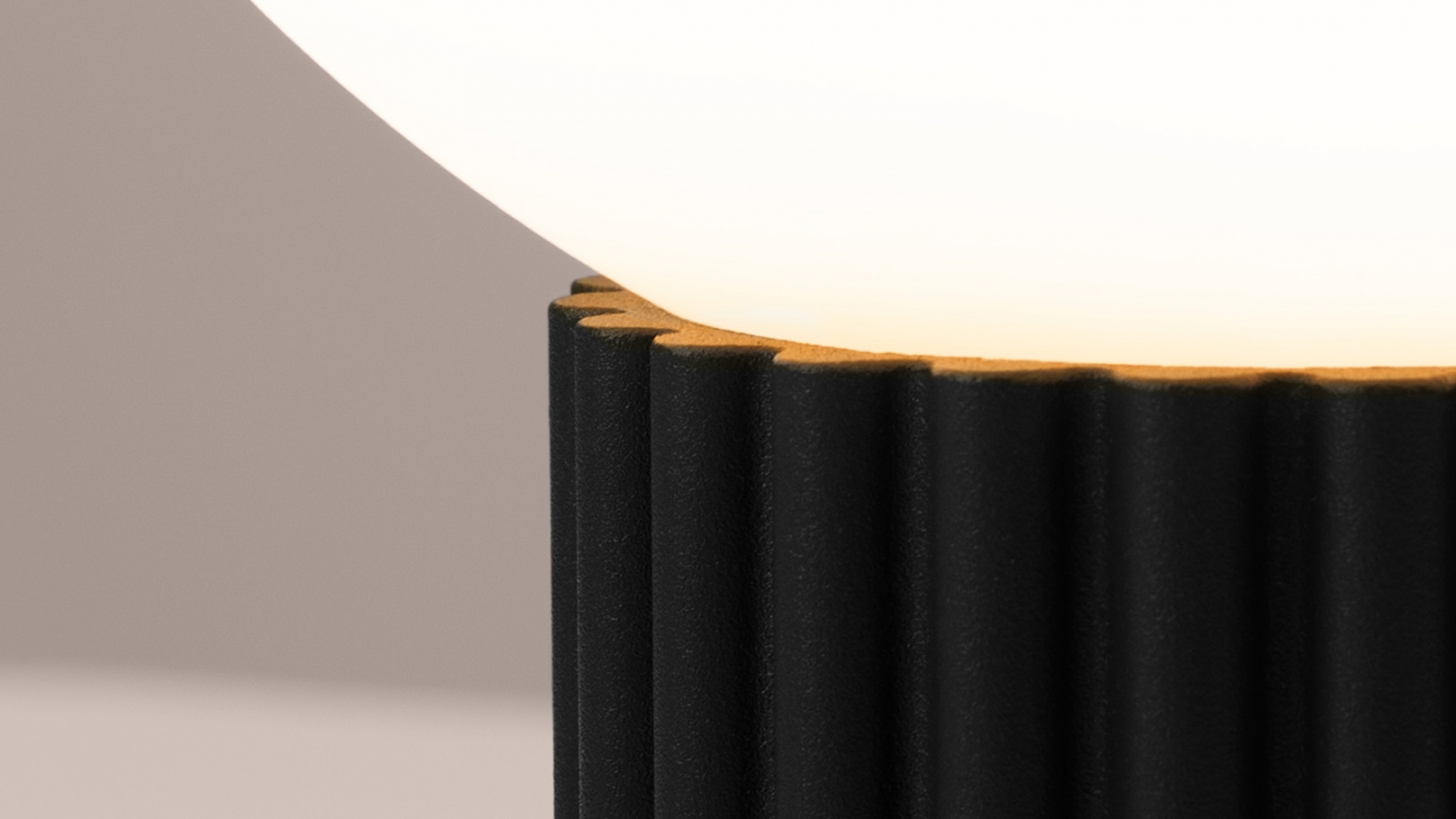 Lampe à poser en aluminium cannelé noir - Halo