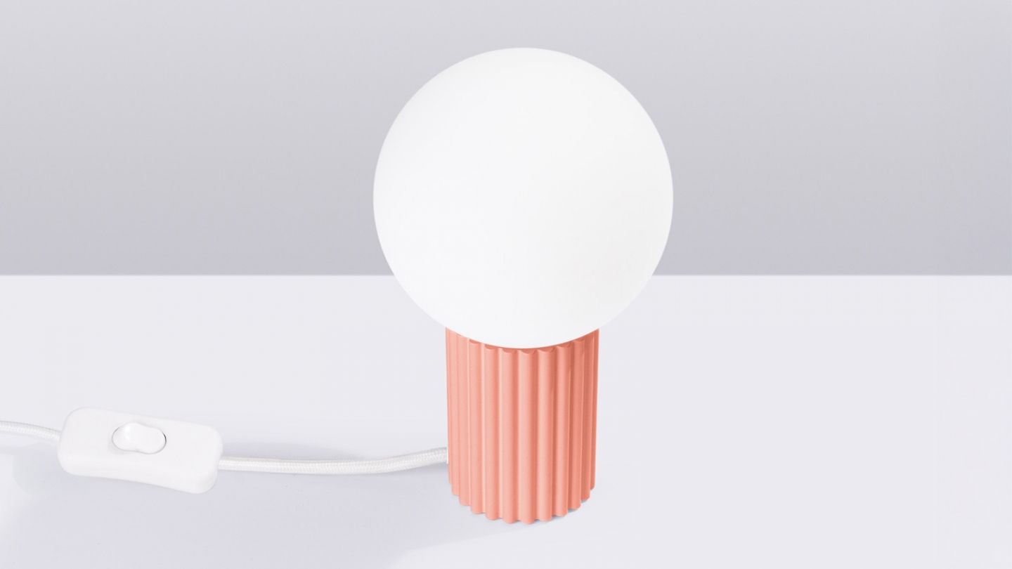 Lampe à poser en aluminium cannelé pêche - Halo
