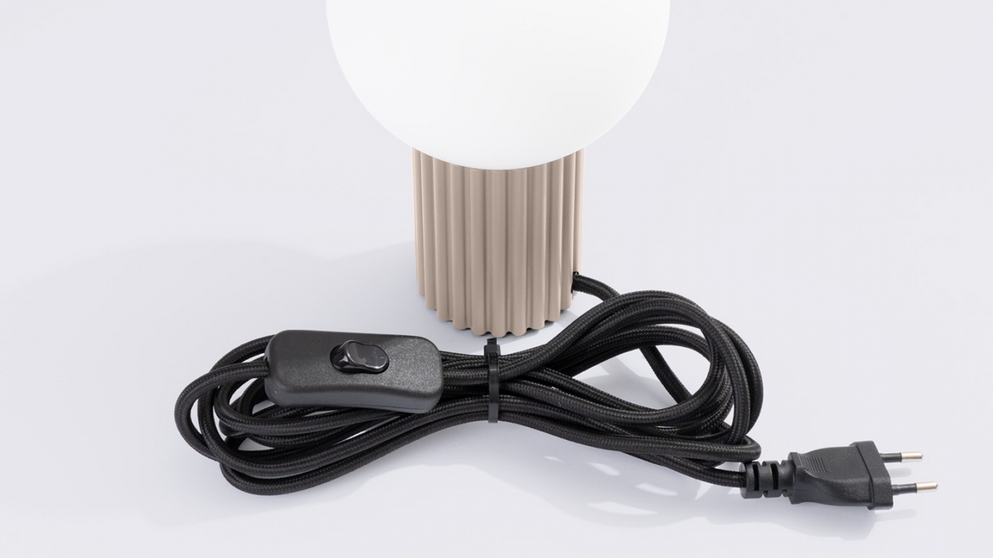 Lampe à poser en aluminium cannelé taupe - Halo Lampe à poser en aluminium cannelé taupe - Halo