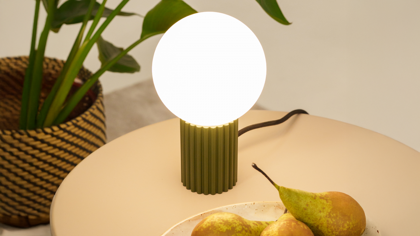 Lampe à poser en aluminium cannelé vert olive - Halo Lampe à poser en aluminium cannelé vert olive - Halo