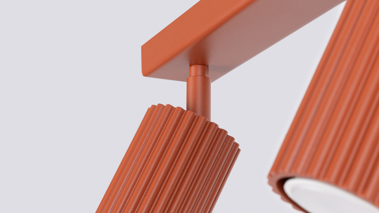 Plafonnier linéaire en aluminium cannelé 3 ampoules terracotta - Karbon Plafonnier linéaire en aluminium cannelé 3 ampoules terracotta - Karbon