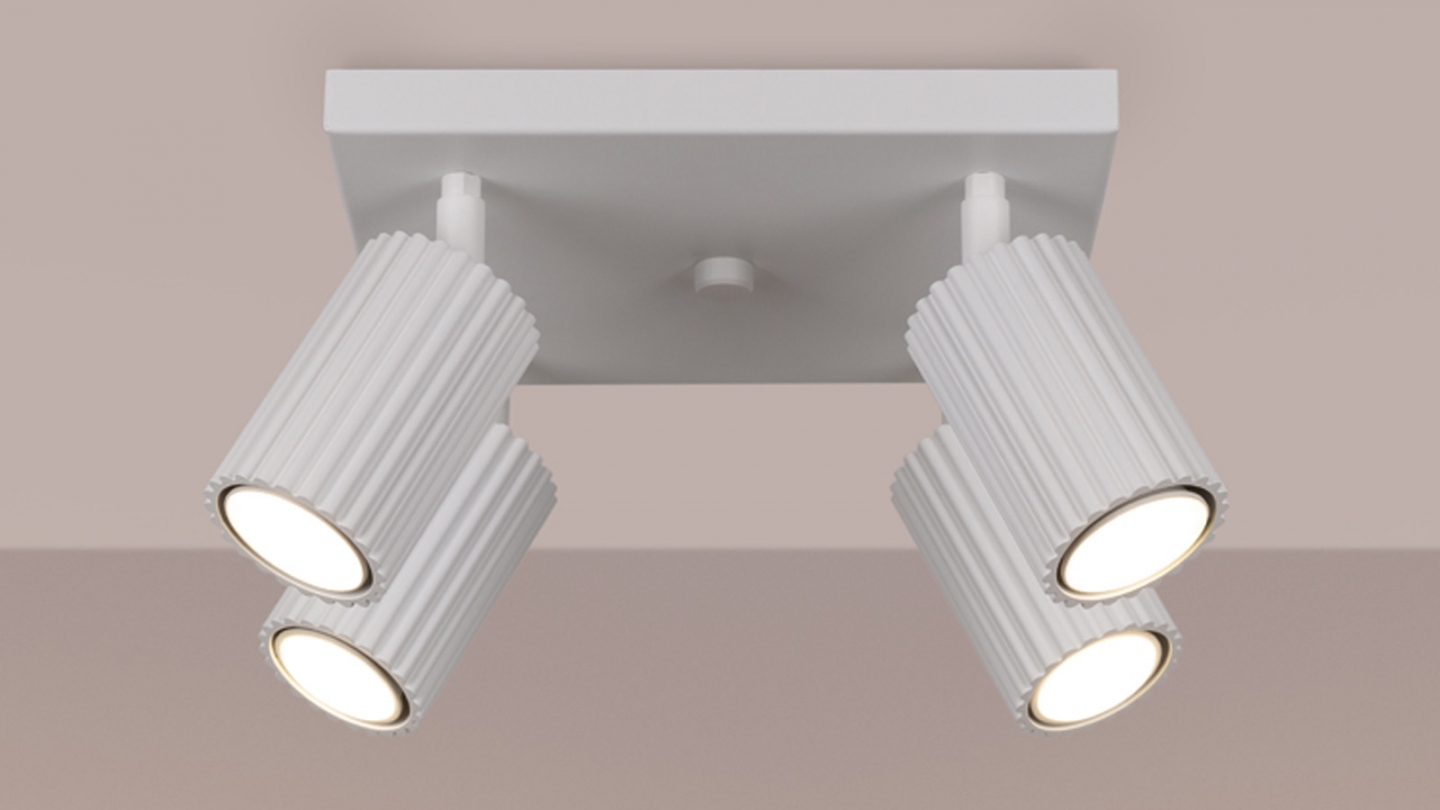 Plafonnier carré en aluminium cannelé 4 ampoules blanc - Karbon Plafonnier carré en aluminium cannelé 4 ampoules blanc - Karbon