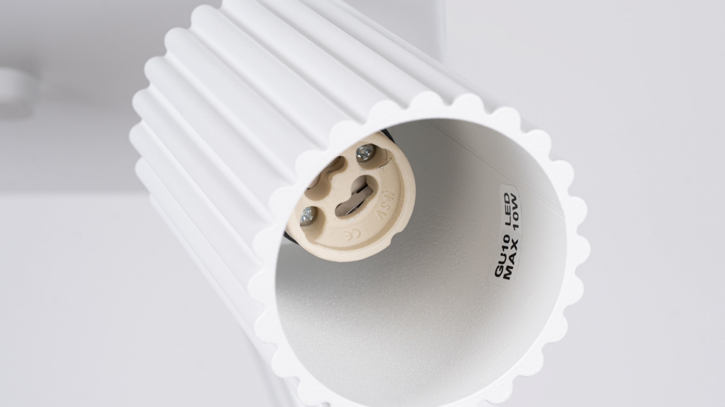 Plafonnier carré en aluminium cannelé 4 ampoules blanc - Karbon Plafonnier carré en aluminium cannelé 4 ampoules blanc - Karbon