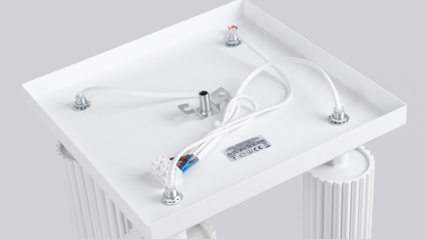 Plafonnier carré en aluminium cannelé 4 ampoules blanc - Karbon Plafonnier carré en aluminium cannelé 4 ampoules blanc - Karbon