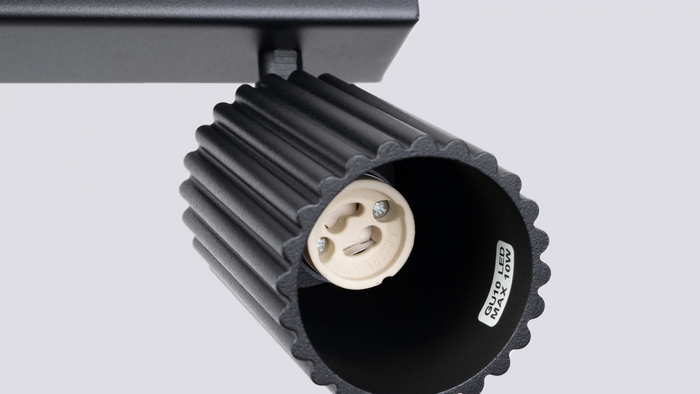 Plafonnier linéaire en aluminium cannelé 4 ampoules noir - Karbon Plafonnier linéaire en aluminium cannelé 4 ampoules noir - Karbon