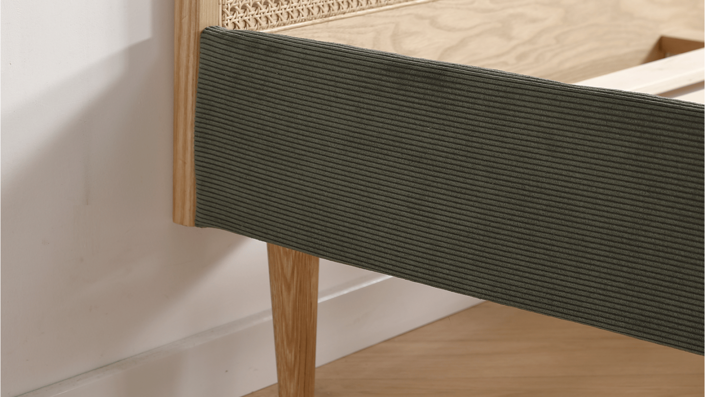 Ensemble Lit adulte 180x200 cm en velours côtelé vert kaki avec tête de lit en cannage Dalia + lot de 2 chevets Bali Ensemble Lit adulte 180x200 cm en velours côtelé vert kaki avec tête de lit en cannage Dalia + lot de 2 chevets Bali