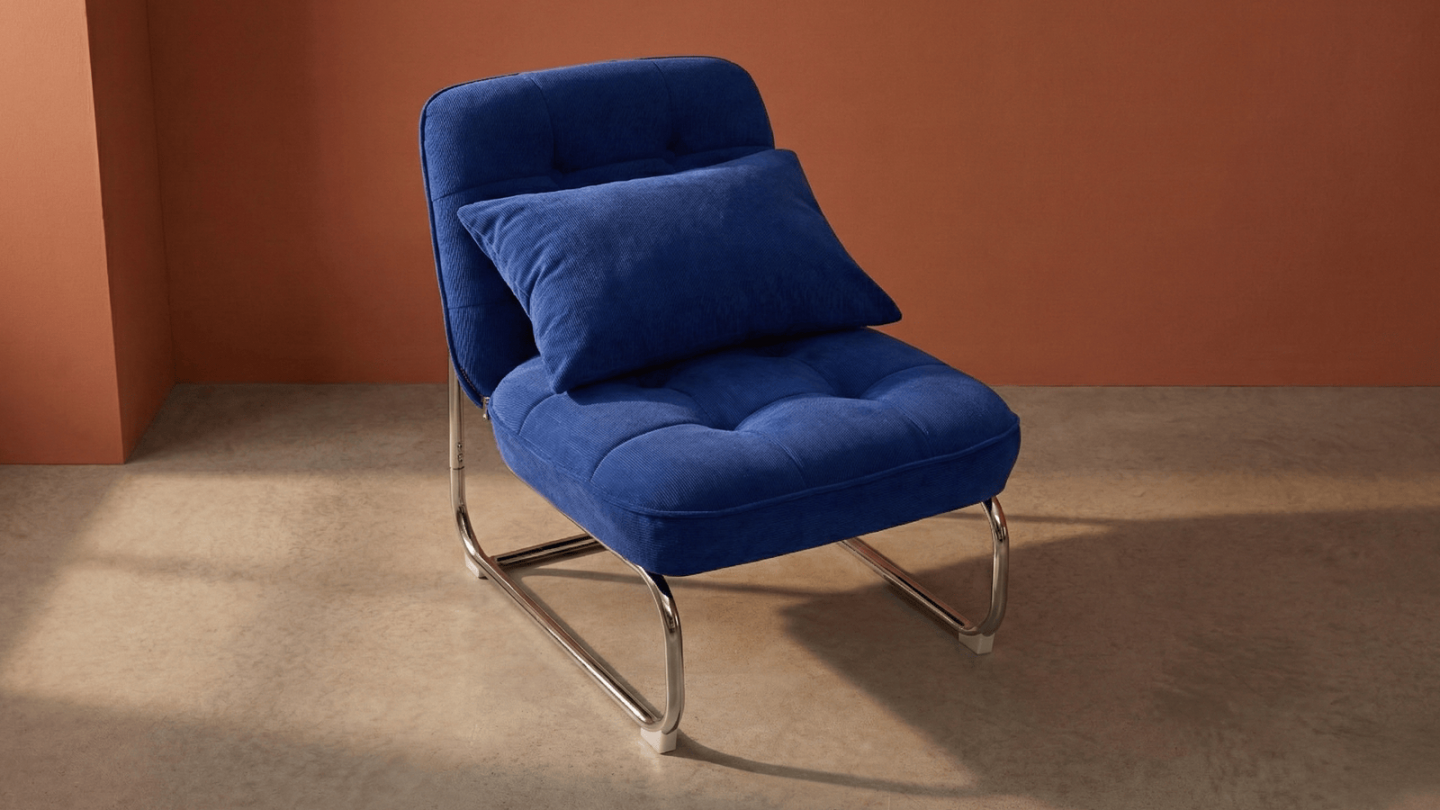Fauteuil en velours côtelé bleu électrique, piètement chromé - Marvin Fauteuil en velours côtelé bleu électrique, piètement chromé - Marvin